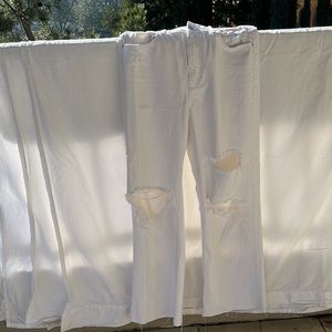 ZARA WHITE RIPPED JEANS. NEVER WORN. MOM JEANS